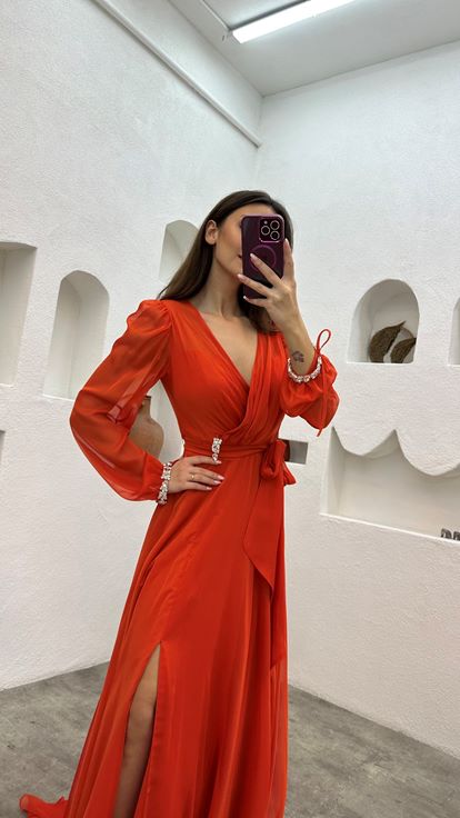 Broche taille orange détail mousseline robe de soirée