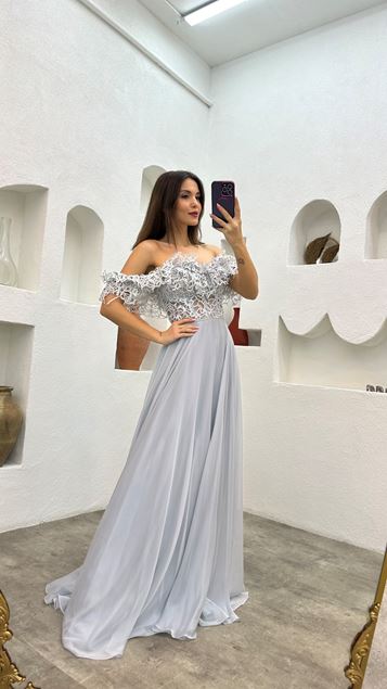 Abito da sera in raso con motivo in vita grigia