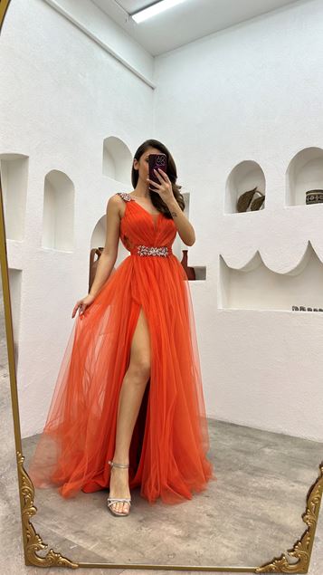 Robe de soirée en tulle brodé d'épaule et de taille orange