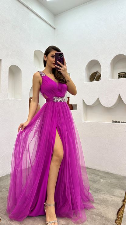 Vestido de noche de tul bordado en hombros y cintura fucsia