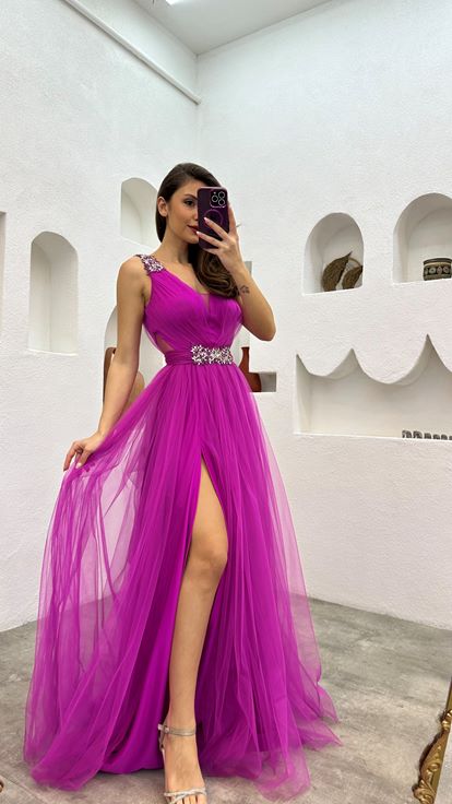 Vestido de noche de tul bordado en hombros y cintura fucsia
