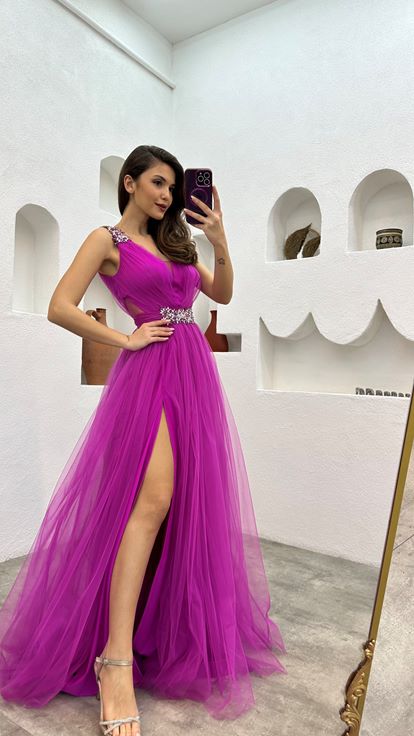 Vestido de noche de tul bordado en hombros y cintura fucsia