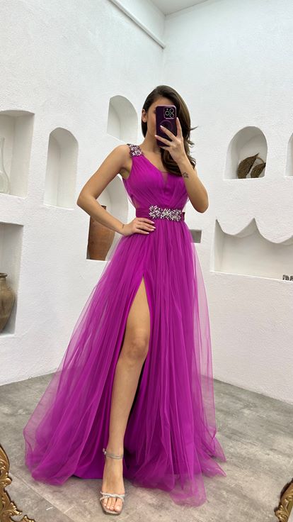 Vestido de noche de tul bordado en hombros y cintura fucsia