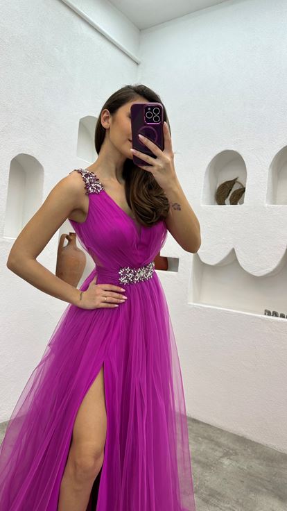 Vestido de noche de tul bordado en hombros y cintura fucsia