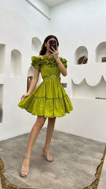 Vestido de noche verde con cinturón con volantes