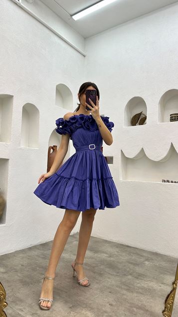 Fliederfarbenes Abendkleid mit Volant und Gürtel