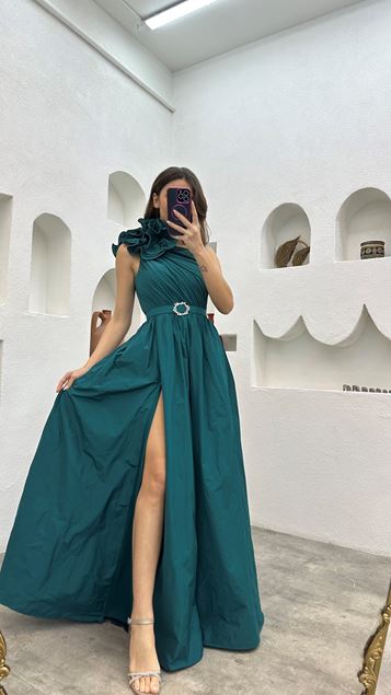 Vestido de noche con cinturón con volante de un hombro esmeralda