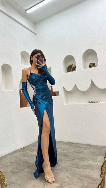 Türkisfarbenes Abendkleid aus Satin mit Seilträgern und bestickter Taille