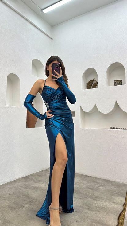 Türkisfarbenes Abendkleid aus Satin mit Seilträgern und bestickter Taille