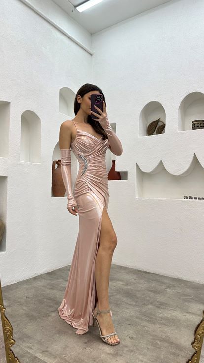 Abendkleid aus Satin in Puderoptik mit Seilträgern und bestickter Taille