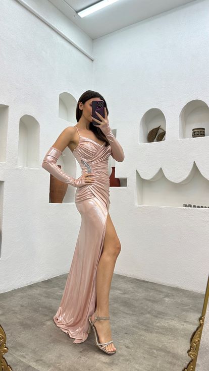 Abendkleid aus Satin in Puderoptik mit Seilträgern und bestickter Taille