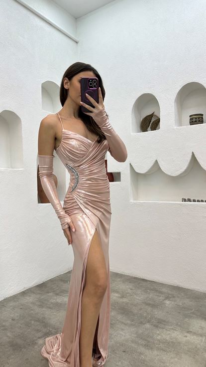 Abendkleid aus Satin in Puderoptik mit Seilträgern und bestickter Taille