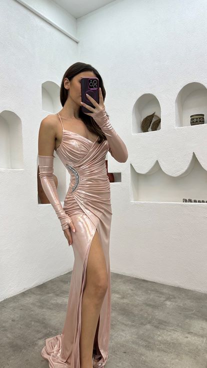 Abendkleid aus Satin in Puderoptik mit Seilträgern und bestickter Taille