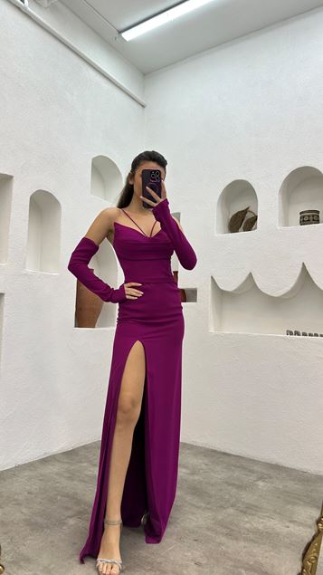 Vestido de noche drapeado fucsia con tirantes de cuerda