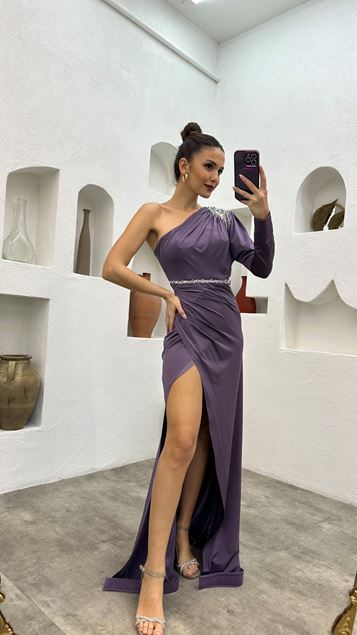 Lilafarbenes, einärmliges, besticktes Abendkleid