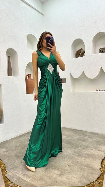 Vestido de noche de satén drapeado con motivo de cintura color esmeralda