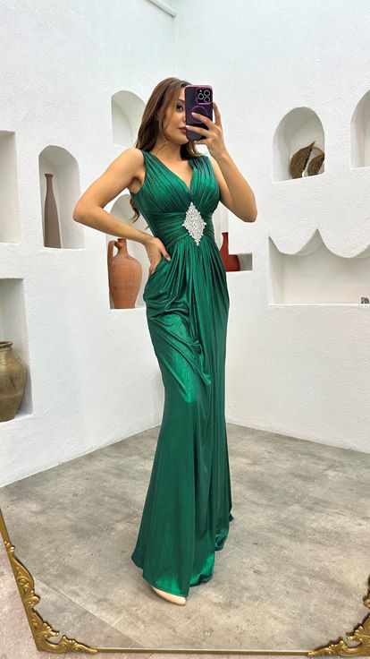 Vestido de noche de satén drapeado con motivo de cintura color esmeralda