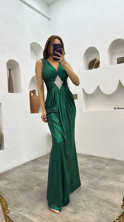 Vestido de noche de satén drapeado con motivo de cintura color esmeralda