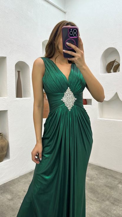 Vestido de noche de satén drapeado con motivo de cintura color esmeralda