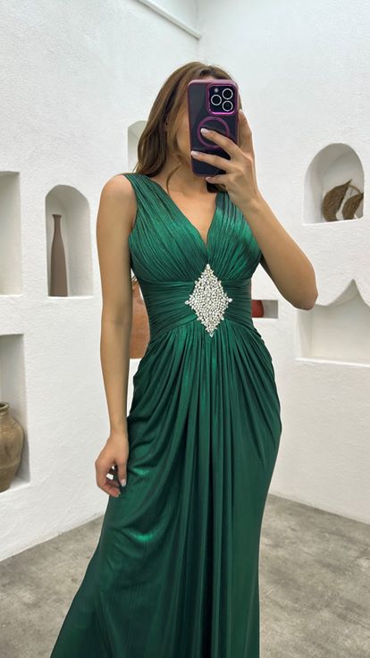 Vestido de noche de satén drapeado con motivo de cintura color esmeralda