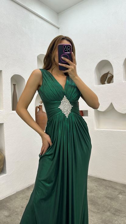 Vestido de noche de satén drapeado con motivo de cintura color esmeralda