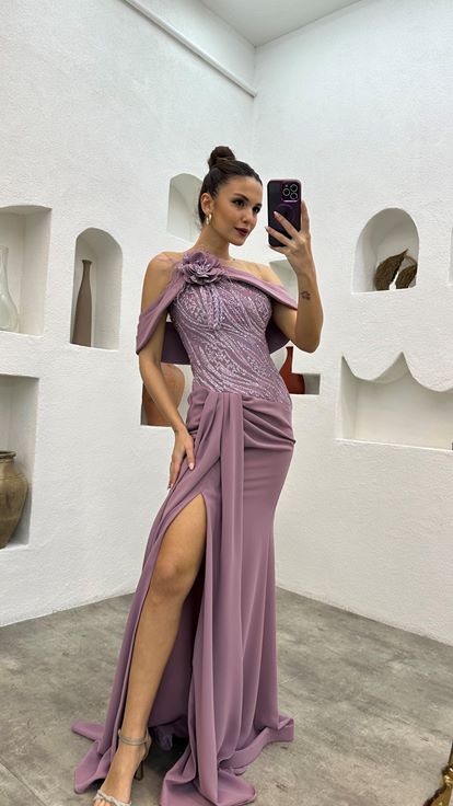 Vestido de noche con detalle transparente bordado lila