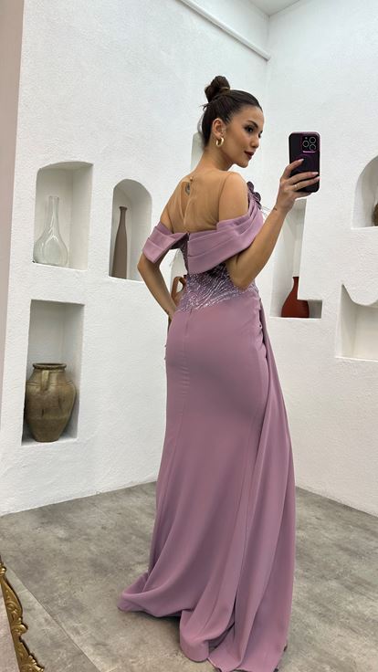 Vestido de noche con detalle transparente bordado lila