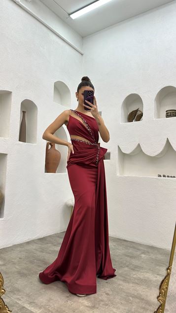 Burgunderrotes One-Shoulder-Abendkleid aus besticktem Satin