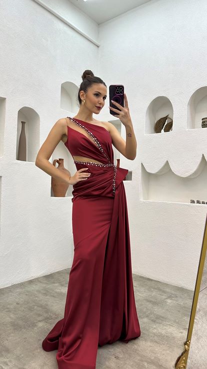 Burgunderrotes One-Shoulder-Abendkleid aus besticktem Satin