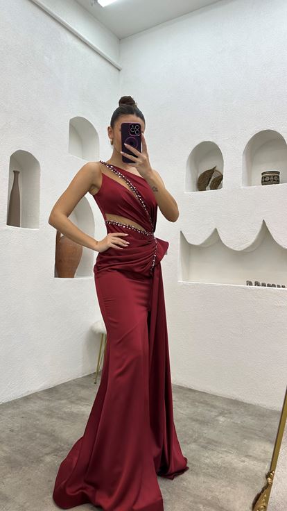 Burgunderrotes One-Shoulder-Abendkleid aus besticktem Satin