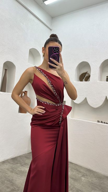 Burgunderrotes One-Shoulder-Abendkleid aus besticktem Satin