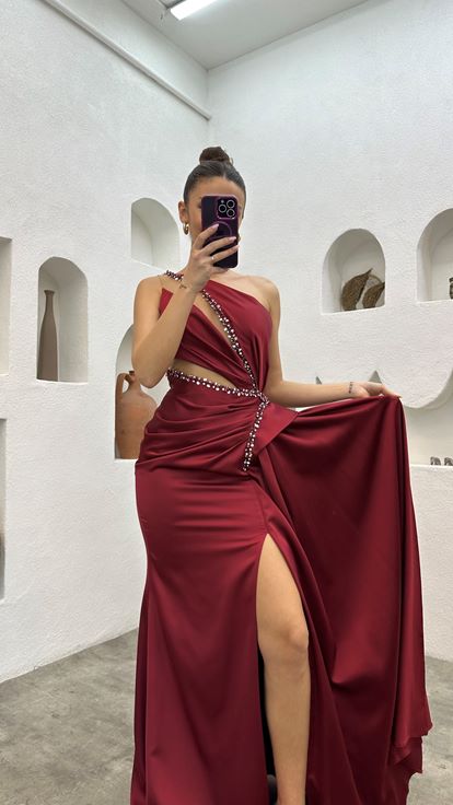 Burgunderrotes One-Shoulder-Abendkleid aus besticktem Satin