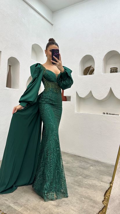 Zümrüt İşlemeli Drapeli Saten Abiye Elbise