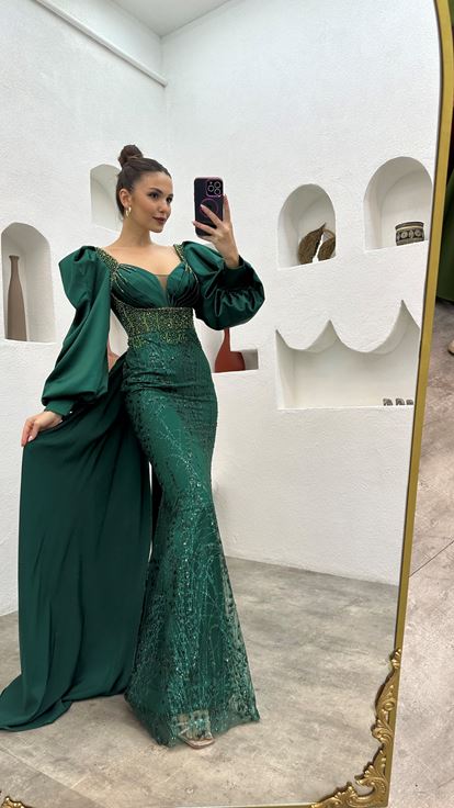 Zümrüt İşlemeli Drapeli Saten Abiye Elbise