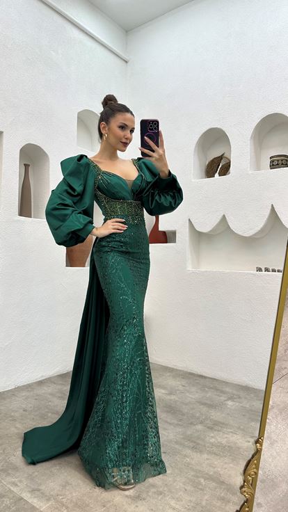 Zümrüt İşlemeli Drapeli Saten Abiye Elbise