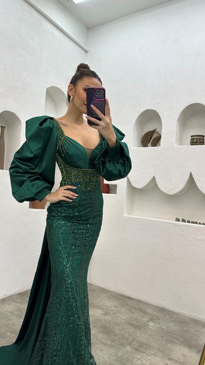 Zümrüt İşlemeli Drapeli Saten Abiye Elbise