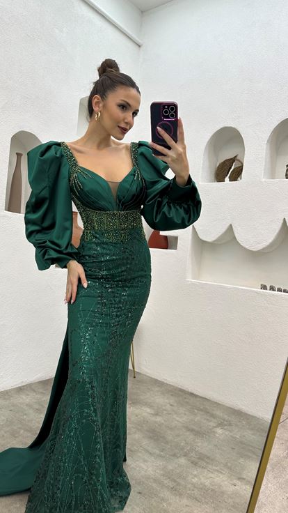 Zümrüt İşlemeli Drapeli Saten Abiye Elbise