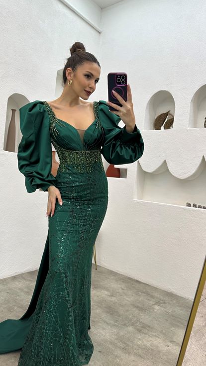 Zümrüt İşlemeli Drapeli Saten Abiye Elbise