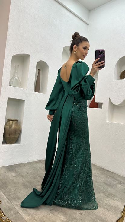 Zümrüt İşlemeli Drapeli Saten Abiye Elbise
