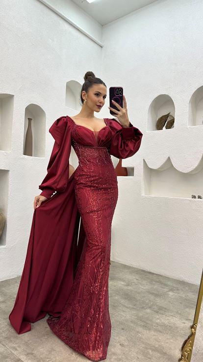 Vestido de noche de raso drapeado bordado burdeos