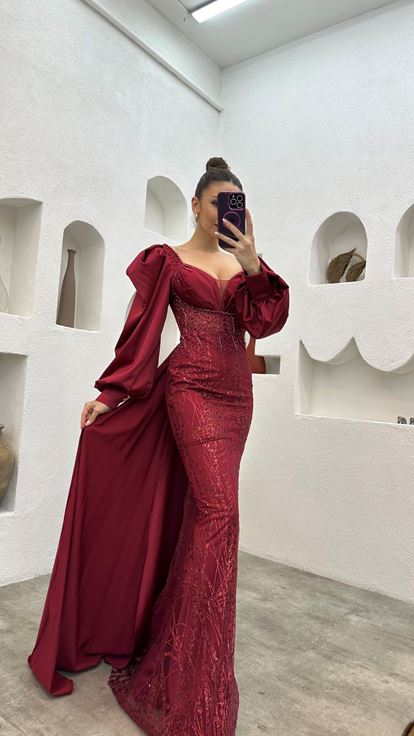 Vestido de noche de raso drapeado bordado burdeos