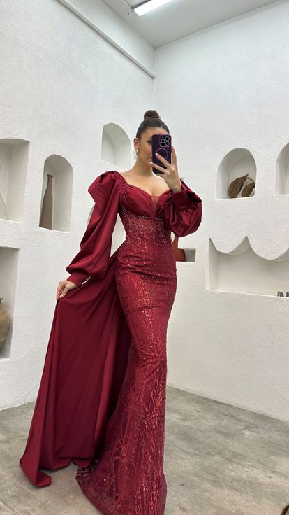 Vestido de noche de raso drapeado bordado burdeos