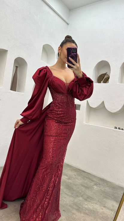 Vestido de noche de raso drapeado bordado burdeos