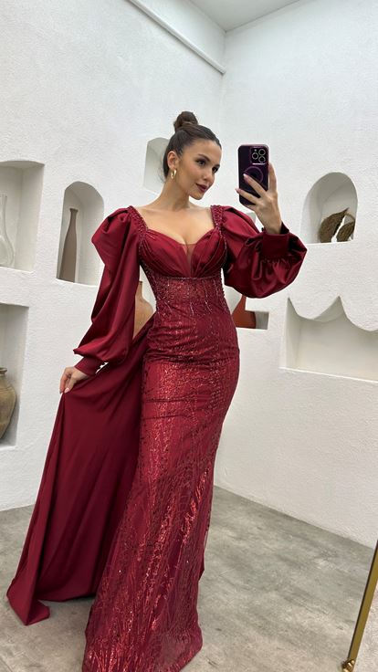 Vestido de noche de raso drapeado bordado burdeos