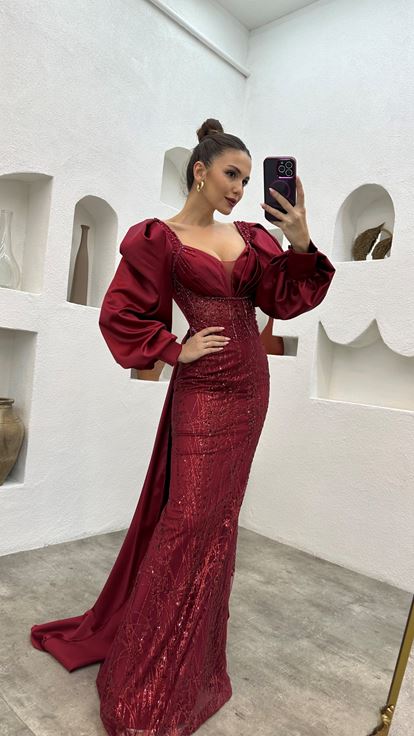 Vestido de noche de raso drapeado bordado burdeos