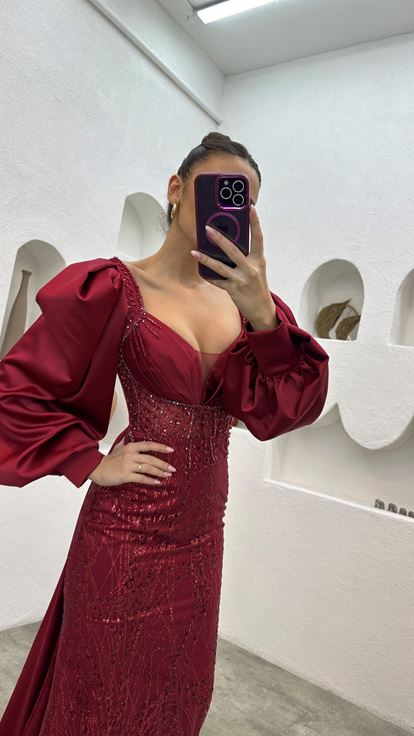 Vestido de noche de raso drapeado bordado burdeos