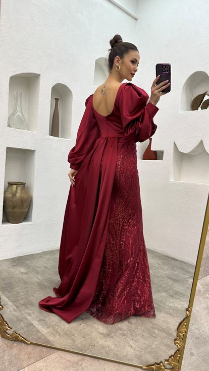 Vestido de noche de raso drapeado bordado burdeos