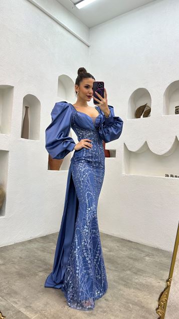 Indigo besticktes, drapiertes Satin-Abendkleid