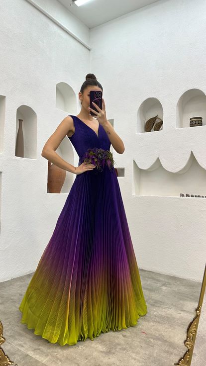 Lila plissiertes Abendkleid mit floralem Taillendetail