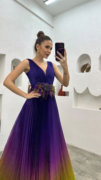 Lila plissiertes Abendkleid mit floralem Taillendetail